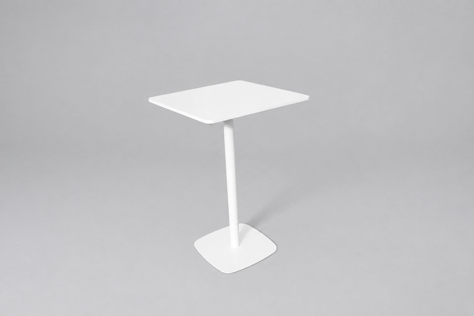 Pedrali Stylus højbord og barbord 70x70 cm med hvid bordplade – skrå vinkel